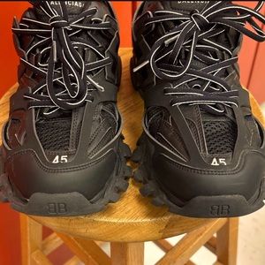 balenciagas tracks